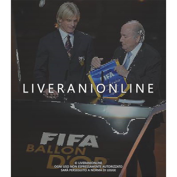 FIFA Ballon dâ€™Or 2011 Zurigo (Svizzera) - 09.01.2012 Nella Foto:simone farina premiato da blatter /Ph.Vitez-Ag. Aldo Liverani