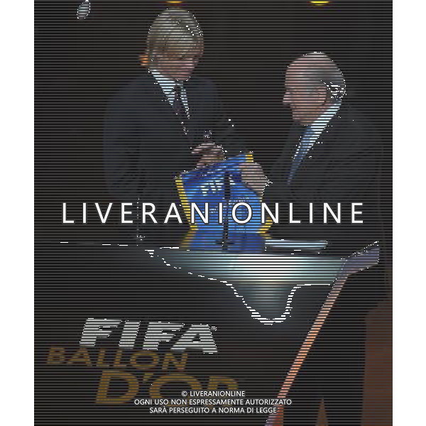 FIFA Ballon dâ€™Or 2011 Zurigo (Svizzera) - 09.01.2012 Nella Foto:simone farina premiato da blatter /Ph.Vitez-Ag. Aldo Liverani