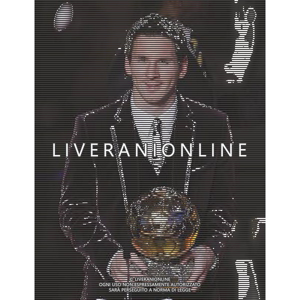 (120110) -- ZURICH, Jan. 10, 2012 () -- Lionel Messi of Argentina poses with the Ballon d\'Or trophy during the FIFA Ballon d\'Or Gala 2011 in Zurich, Switzerland, Jan. 9, 2012. (/Zhou Lei) (jyc) ©PHOTOSHOT/Agenzia Aldo Liverani Sas - ITALY ONLY: ZURIGO - PREMIAZIONE \' PALLONE D\'ORO 2011\'