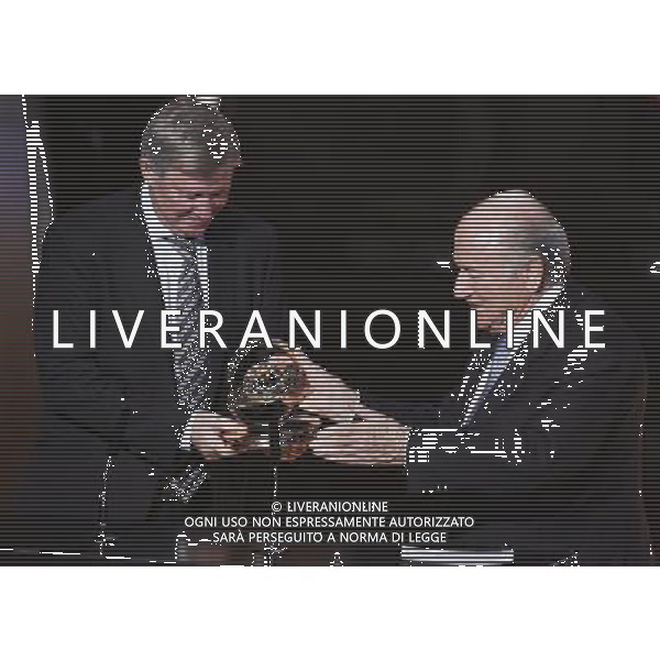 (120110) -- ZURICH, Jan. 10, 2012 () -- Manchester United\'s coach Sir Alex Ferguson (L) receives the FIFA Presidential award from FIFA president Joseph S. Blatter during the FIFA Ballon d\'Or Gala 2011 in Zurich, Switzerland, Jan. 9, 2012. (/Zhou Lei) (jyc) ©PHOTOSHOT/Agenzia Aldo Liverani Sas - ITALY ONLY: ZURIGO - PREMIAZIONE \' PALLONE D\'ORO 2011\'