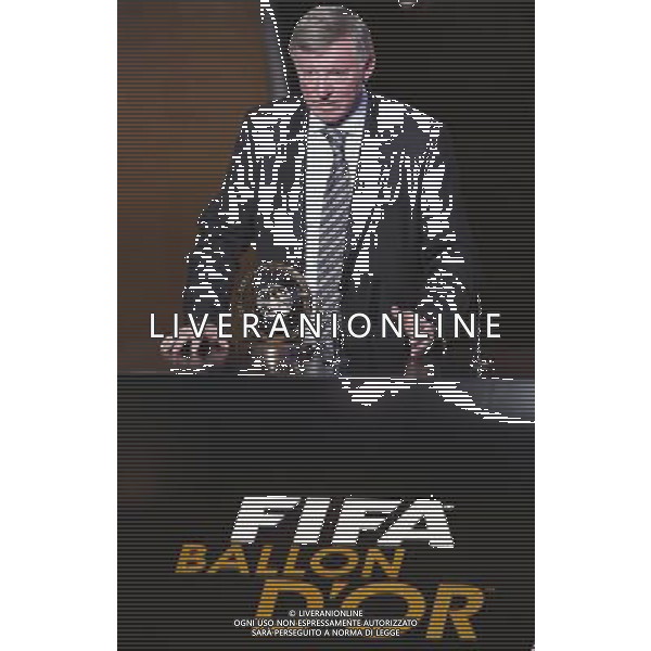 (120110) -- ZURICH, Jan. 10, 2012 () -- Manchester United\'s coach Sir Alex Ferguson speaks after receiving the FIFA Presidential award during the FIFA Ballon d\'Or Gala 2011 in Zurich, Switzerland, Jan. 9, 2012. (/Zhou Lei) (jyc) ©PHOTOSHOT/Agenzia Aldo Liverani Sas - ITALY ONLY: ZURIGO - PREMIAZIONE \' PALLONE D\'ORO 2011\'