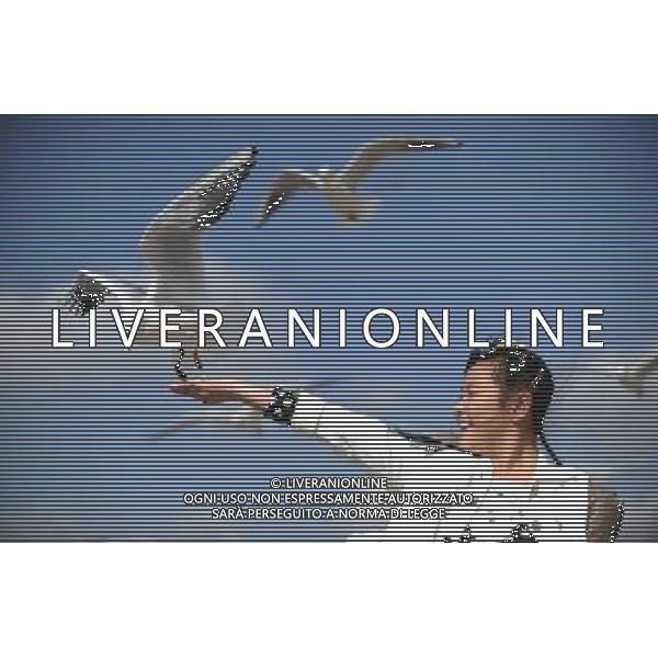 (120110) KUNMING, Jan. 10, 2012 () A girl feeds a black headed gull on the Haigeng Bank in Kunming, capital of southwest China\'s Yunnan Province, Jan. 10, 2011. More than 30,000 black headed gulls migrated from Siberia to Kunming to spend this winter. (/Qin Qing) (ly) ©photoshot/AG ALDO LIVERANI SAS - ITALY ONLY -