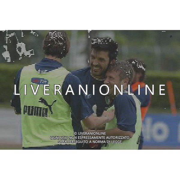 COVERCIANO 28/5/2004 ALLENAMENTO DELLA NAZIONALE NELLA FOTO GIANLUIGI BUFFON E ANTONIO CASSANO FOTO NUCCI/AG ALDO LIVERANI