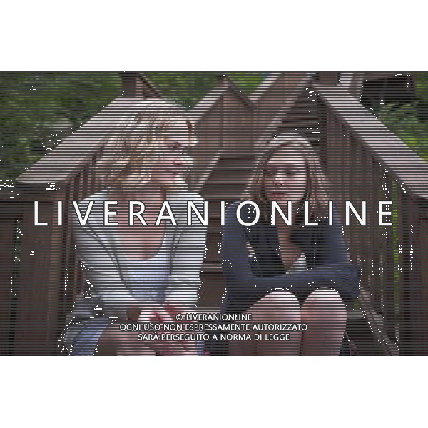 Actresses Sarah Paulson (L) as \'Lucy\' and Elizabeth Olsen as \'Martha\' on the set of MARTHA MARCY MARY MARLENE. Photo by Jody Lee Lipes © LFI/Photoshot - ag. aldo liverani sas italy only