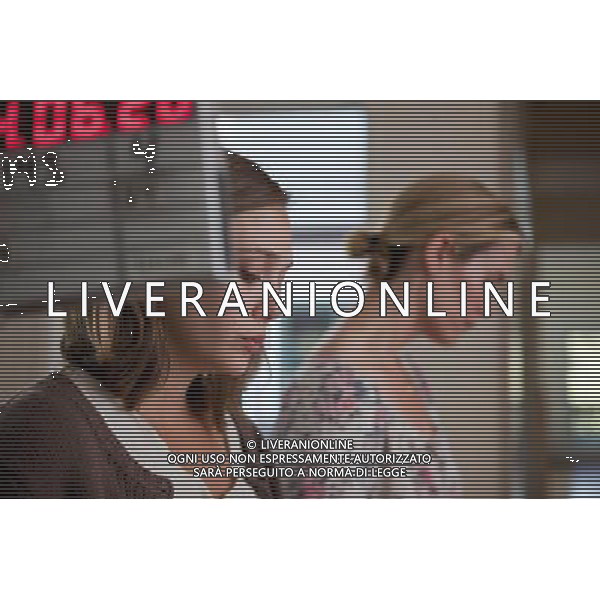 Actresses Elizabeth Olsen (L) as \'Martha\' and Sarah Paulson as \'Lucy\' on the set of MARTHA MARCY MARY MARLENE. © LFI/Photoshot - ag. aldo liverani sas italy only