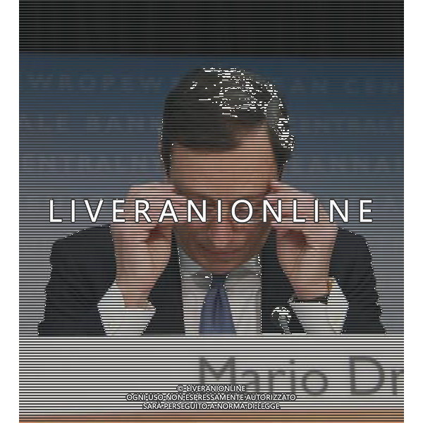 (120112) -- FRANKFURT, Jan. 12, 2012 () -- Mario Draghi, President of the European Central Bank (ECB), addresses the media during the press conference following a meeting of the ECB Governing Council in Frankfurt, Germany, on Jan. 12, 2012. The governing council of the ECB on Thursday decided to keep the benchmark interest rate steady at 1 percent after two consecutive reductions.(/Shen Zhengning)(wn) ©PHOTOSHOT/Agenzia Aldo Liverani Sas - ITALY ONLY - Mario Draghi, presidente della Banca centrale europea (BCE), durante la conferenza stampa dopo una riunione del Consiglio direttivo della BCE a Francoforte, Germania, il gen . 12, 2012.