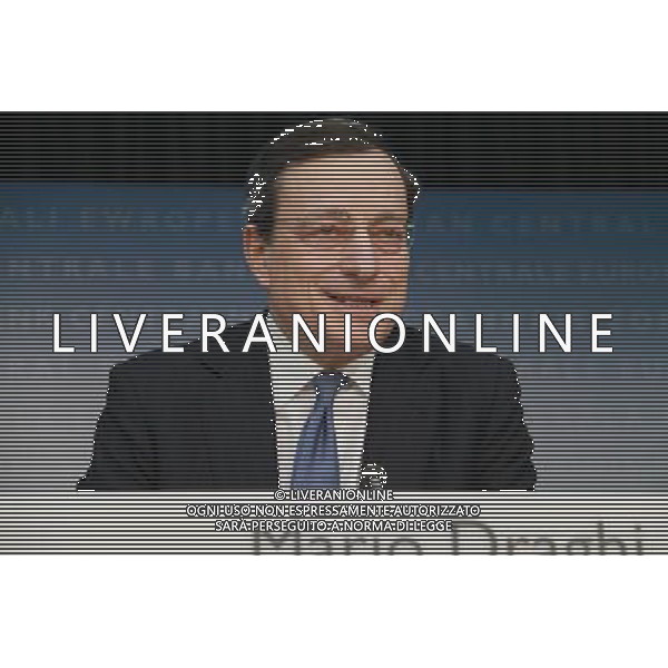 (120112) -- FRANKFURT, Jan. 12, 2012 () -- Mario Draghi, President of the European Central Bank (ECB), addresses the media during the press conference following a meeting of the ECB Governing Council in Frankfurt, Germany, on Jan. 12, 2012. The governing council of the ECB on Thursday decided to keep the benchmark interest rate steady at 1 percent after two consecutive reductions.(/Shen Zhengning)(wn) ©PHOTOSHOT/Agenzia Aldo Liverani Sas - ITALY ONLY - Mario Draghi, presidente della Banca centrale europea (BCE), durante la conferenza stampa dopo una riunione del Consiglio direttivo della BCE a Francoforte, Germania, il gen . 12, 2012.