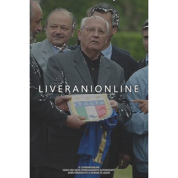 COVERCIANO 28/5/2004 ALLENAMENTO DELLA NAZIONALE ITALIANA VISITA DI MICHAIL GORBACIOV NELLA FOTO GORBACIOV RICEVE IN REGALO IL GAGLIARDETTO DELLA NAZIONALE DALLE MANI DI MAZZINI FOTO NUCCI/AG ALDO LIVERANI