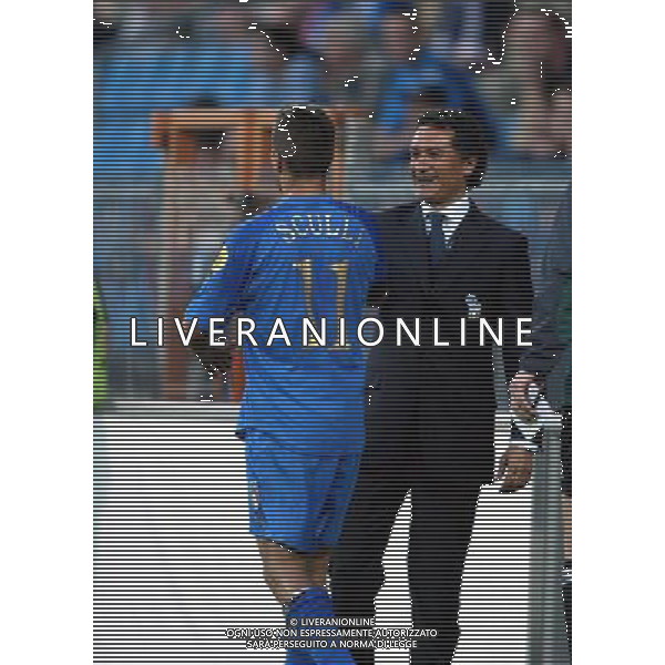 BOCHUM (GERMANIA) 29/05/2004 ITALIA-SERBIA EUROPEI UNDER 21 NELLA FOTO ESULTANZA DI CLAUDIO GENTILE E GIUSEPPE SCULLI DOPO IL GOL FOTO FILIUPPO VENEZIA/AGENZIA ALDO LIVERANI