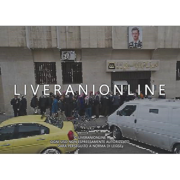 (120117) HOMS, Jan. 17, 2012 () People wait by an ATM in Homs, Syria, Jan. 16, 2012. A group of foreign journalists led by Syrian news authority entered Homs on Monday, five days after a group of foreign journalists were attacked by terrorists in the city. (/Li Muzi) (djj) ©PHOTOSHOT/ALDO LIVERANI SAS - ITALY ONLY -