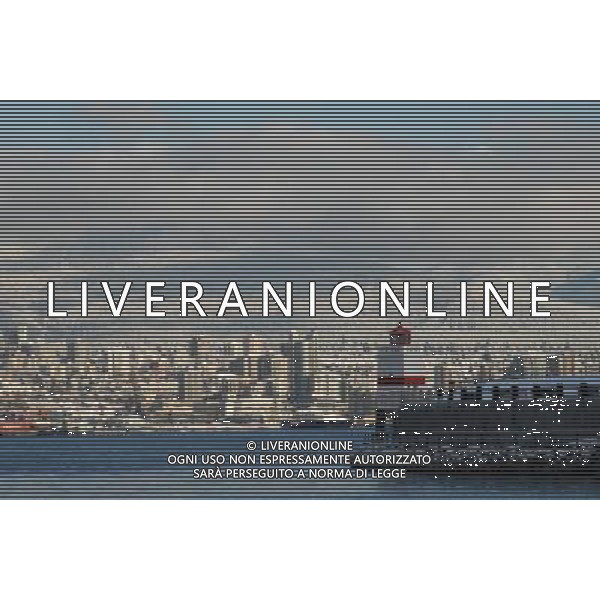 (120118) -- VANCOUVER, Jan. 18, 2011 () -- View of the snow on the North Shore mountains along the seawall at Brockton Point in Stanley Park in Vancouver, Jan. 17, 2012. Environment Canada has issued a snowfall warning for Metro Vancouver, with estimated 20cm of fresh snow to fall on Vancouver overnight. Wind chill caused by a blast of continental arctic air could cause the temperature to drop to -20 degree centigrade in land of Howe Sound in the next few days. (/Sergei Bachlakov) (zyw) ©PHOTOSHOT/AG ALDO LIVERANI SAS - ITALY ONLY