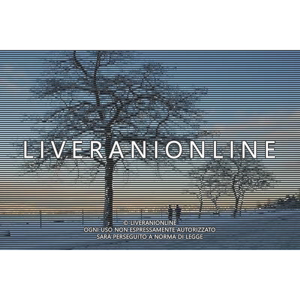 (120118) -- VANCOUVER, Jan. 18, 2011 () -- Men run at the snow covered Jericho Beach in Vancouver, Jan. 17, 2012. Environment Canada has issued a snowfall warning for Metro Vancouver, with estimated 20cm of fresh snow to fall on Vancouver overnight. Wind chill caused by a blast of continental arctic air could cause the temperature to drop to -20 degree centigrade in land of Howe Sound in the next few days. (/Sergei Bachlakov) (zyw) ©PHOTOSHOT/AG ALDO LIVERANI SAS - ITALY ONLY