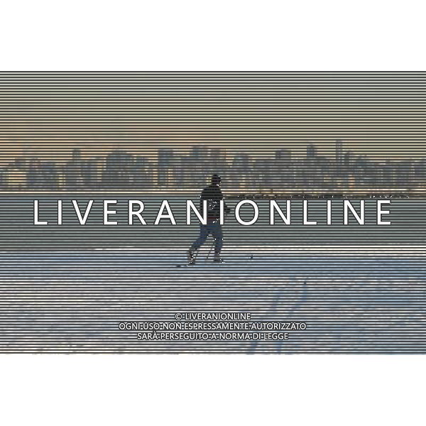 (120118) -- VANCOUVER, Jan. 18, 2011 () -- A man skis at the snow covered Jericho Beach in Vancouver, Jan. 17, 2012. Environment Canada has issued a snowfall warning for Metro Vancouver, with estimated 20cm of fresh snow to fall on Vancouver overnight. Wind chill caused by a blast of continental arctic air could cause the temperature to drop to -20 degree centigrade in land of Howe Sound in the next few days. (/Sergei Bachlakov) (zyw) ©PHOTOSHOT/AG ALDO LIVERANI SAS - ITALY ONLY