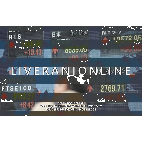 (120119) TOKYO, Jan. 19, 2012 (Xiuhua) A man walks past a stocks index board in Tokyo, Japan, Jan. 19, 2012. Tokyo stocks closed higher Thursday with the key Nikkei stock index jumping 1.04 percent to a five week high on eased concerns about the eurozone debt problems following the International Monetary Fund\'s announcement to expand its lending capacity. The 225 issue Nikkei Stock Average gained 89.10 points from Wednesday at 8,639.68, marking the highest close since Dec. 12. The broader Topix index expanded 5.70 points, or 0.78 percent, to end at 740.68. (/Kenichiro Seki)(ctt) - Xinhua/Photoshot - ag. aldo liverani sas italy only La Borsa di Tokyo chiude con l\'indice Nikkei in rialzo dell\'1% a 8639,68 punti.