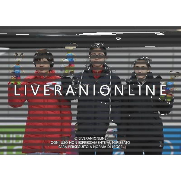 (120119) INNSBRUCK, Jan. 19, 2012 () Gold medalist Shim Suk Hee (C) of South Korea, silver medalist Xu Aili (L) of China and bronze medalist Nicole Martinelli of Italy stand on the awarding podium after competing during the women\'s 500m short track final at the 1st Winter Youth Olympic Games in Innsbruck, Austria, Jan. 19, 2012. (/Xu Liang) (zc) ITALY ONLY - Austria: Giochi Olimpici della Gioventu\' a Innsbruck