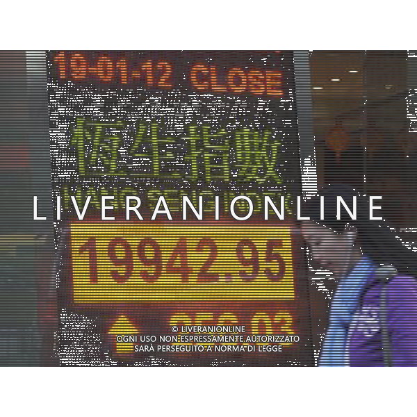 (120119) HONG KONG, Jan. 19, 2012 () A pedestrian walks past an electronic panel showing the Hang Seng Index in Hong Kong, south China, Jan. 19, 2012. Hong Kong stocks closed up 256.03 points, or 1.3 percent, at 19,942.95 on Thursday. (/Wong Pun Keung) (zdz/zgp) AG ALDO LIVERANI S A S ONLY ITALY
