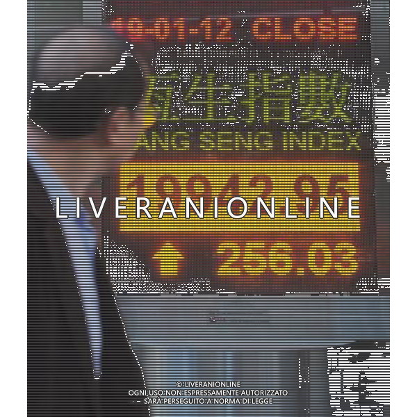 (120119) HONG KONG, Jan. 19, 2012 () A pedestrian walks past an electronic panel showing the Hang Seng Index in Hong Kong, south China, Jan. 19, 2012. Hong Kong stocks closed up 256.03 points, or 1.3 percent, at 19,942.95 on Thursday. (/Wong Pun Keung) (zdz/zgp) AG ALDO LIVERANI S A S ONLY ITALY