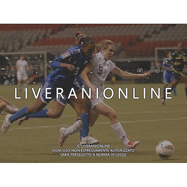 (120122) -- VANCOUVER, Jan. 22, 2012 () -- Heather O\'Reilly (R) of the United States vies the ball with Ana Diaz of Dominican Republic during their match at the Day 2 of 2012 CONCACAF Women\'s Olympic Qualifying Soccer Tournament in Vancouver, Canada, Jan. 20, 2012. The United States won 14-0. (/Sergei Bachlakov) (jyc) ©photoshot/Agenzia Aldo Liverani Sas - ITALY ONLY - Partita di qualificazione del torneo olimpico di calcio femminile 2012 CONCACAF a Vancouver, Canada 20 gennaio 2012.