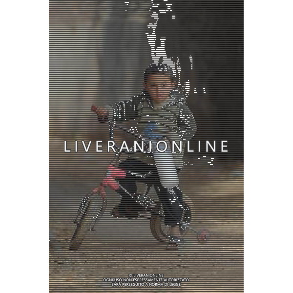 (120121) -- DAHAB ISLAND, Jan. 21, 2012 () -- A child rides bicycle on the Island of Dahab in Giza, Egypt, Jan. 21, 2012. (/Ahmad Radi) ©photoshot/Agenzia Aldo Liverani Sas - ITALY ONLY - Vita quotidiana della popolazione sull\'isola di Dahab a Giza, vicino al Nilo, Egitto, 21 GENNAIO 2012.
