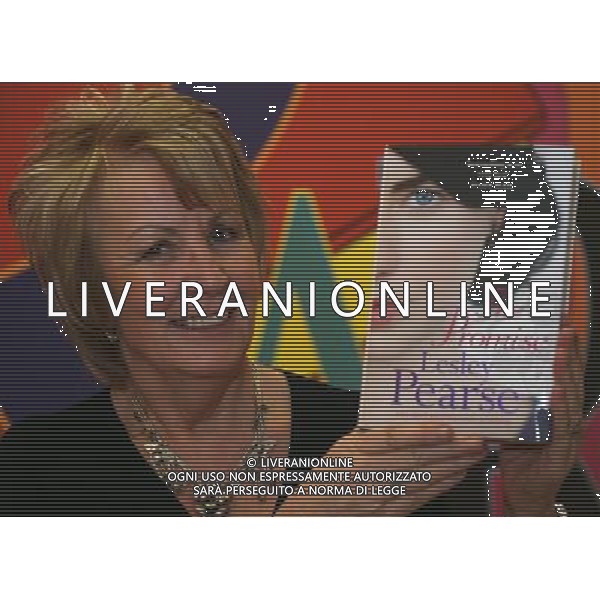 Lesley Pearse at the Basingstoke Discovery Centre to promote her book \'The Promise\' Basingstoke England © GEOFF SWAINE - photoshot - ag. aldo liverani sas italy only