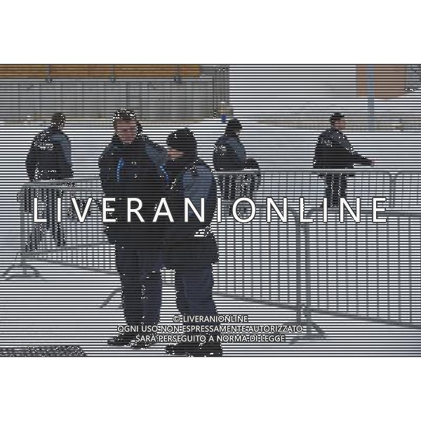 (120125) -- DAVOS, Jan. 25, 2012 () -- Security staff guard at the entrance of conference hall of the 42nd Annual Meeting of the World Economic Forum(WEF), in Davos, Switzerland, on Jan. 25, 2012. The Meeting this year, which takes place from Jan. 25 to Jan. 29, will convene under the theme \'The Great Transformation: Shaping New Models\'. (/Ye Pingfan)(yc) ©PHOTOSHOT/ALDO LIVERANI SAS - ITALY ONLY - 42ma riunione annuale del World Economic Forum (WEF), a Davos, in Svizzera, il 25 gennaio 2012.