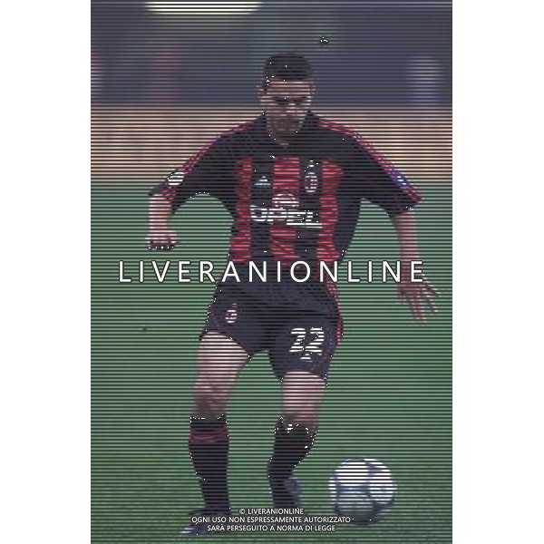 MILANO, 18-10-2001 DFP/MARCO LUSSOSO MILAN-CSKA SOFIA (COPPA UEFA): COSMIN CONTRA AG ALDO LIVERANI S A S