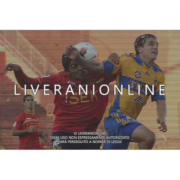 (120126) SANTIAGO, Jan. 25, 2012 () Dagoberto Currimilla (L) of Union Espanola fights for the ball with Eder Borelli (R) of Tigres during the Copa Libertadores soccer match in Santiago, Chile, on Jan. 25, 2012. (/Victor Rojas) - Xinhua/Photoshot - ag. aldo liverani sas italy only CILE- CALCIO: COPPA LIBERTADORES ( partita Union Espanola vs Tigres) a Santiago