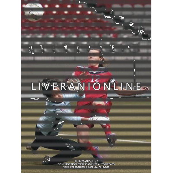 (120125) VANCOUVER, Jan. 25, 2012 () Canada\'s Christine Sinclair (R) shoot for the goal past Costa Rica\'s goalkeeper Julieth Arias during their match at the 2012 CONCACAF Women\'s Olympic Qualifying Soccer Tournament at BC Place in Vancouver, Canada, Jan. 23, 2012. Canada defeated Costa Rica 5 1 and will play Mexico in semi final. (/Sergei Bachlakov) ©PHOTOSHOT/AGENZIA ALDO LIVERANI SAS - ITALY ONLY - Vancouver: CANADA - COSTA RICA Partita di qualificazione del torneo olimpico di calcio femminile 2012 CONCACAF