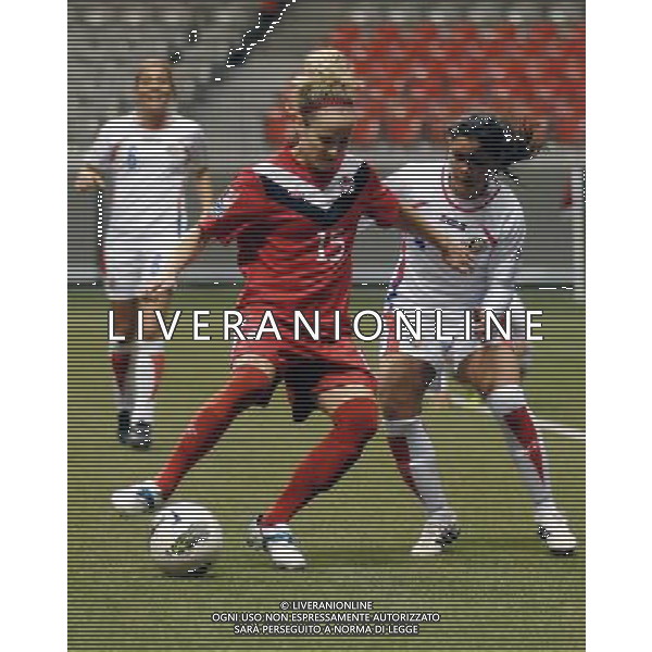 (120125) VANCOUVER, Jan. 25, 2012 () Canada\'s Kelly Parker (C) fights with Costa Rica\'S Mariela Campos during their match at the 2012 CONCACAF Women\'s Olympic Qualifying Soccer Tournament at BC Place in Vancouver, Canada, Jan. 23, 2012. Canada defeated Costa Rica 5 1 and will play Mexico in semi final. (/Sergei Bachlakov) ©PHOTOSHOT/AGENZIA ALDO LIVERANI SAS - ITALY ONLY - Vancouver: CANADA - COSTA RICA Partita di qualificazione del torneo olimpico di calcio femminile 2012 CONCACAF