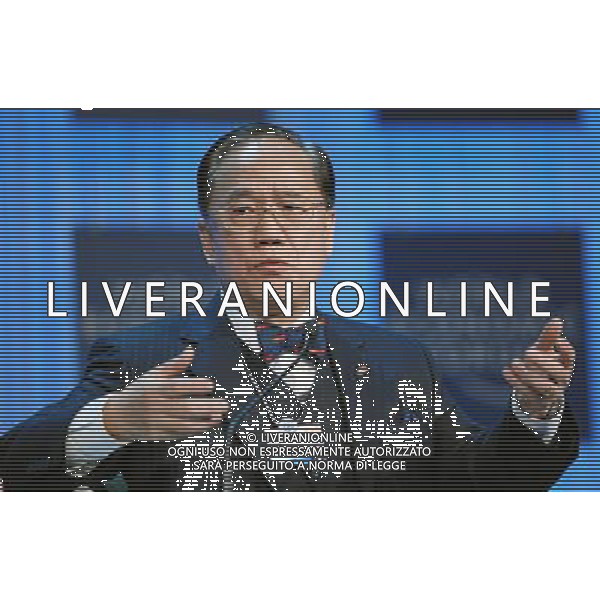 (120128) -- DAVOS, Jan. 28, 2012 () -- Donald Tsang, Chief Executive of China\'s Hong Kong Special Administrative Region, gestures during the session \'Global Economic Outlook 2012\' at the Annual Meeting 2012 of the World Economic Forum at the congress centre in Davos, Switzerland, Jan. 28, 2012. AG ALDO LIVERANI S A S ONLY ITALY