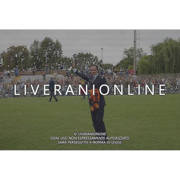 ROMA, 01/06/2004 CESARE PRANDELLI SALUTA I TIFOSI ACCORSI A TRIGORIA FOTO LIVERANI
