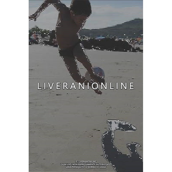 (120128) SANTA CATARINA, Jan. 28, 2012 () A boy plays football on a beach in Florianopolis, the capital city of Santa Catarina State in southern Brazil, Jan. 28, 2012. (/Weng Xinyang) ©photoshot/AGENZIA ALDO LIVERANI SAS - ITALY ONLY - Una spiaggia a Florianopolis, capitale dello Stato di Santa Catarina nel sud del Brasile, 28 Gennaio 2012.