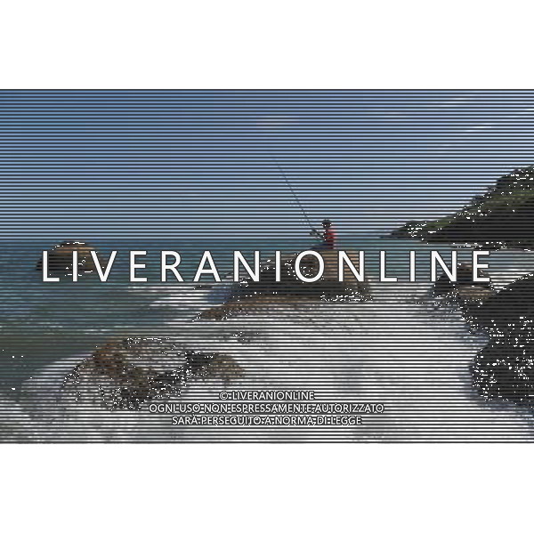 (120128) SANTA CATARINA, Jan. 28, 2012 () A man fishes on a beach in Florianopolis, the capital city of Santa Catarina State in southern Brazil, Jan. 28, 2012. (/Weng Xinyang) ©photoshot/AGENZIA ALDO LIVERANI SAS - ITALY ONLY - Una spiaggia a Florianopolis, capitale dello Stato di Santa Catarina nel sud del Brasile, 28 Gennaio 2012.