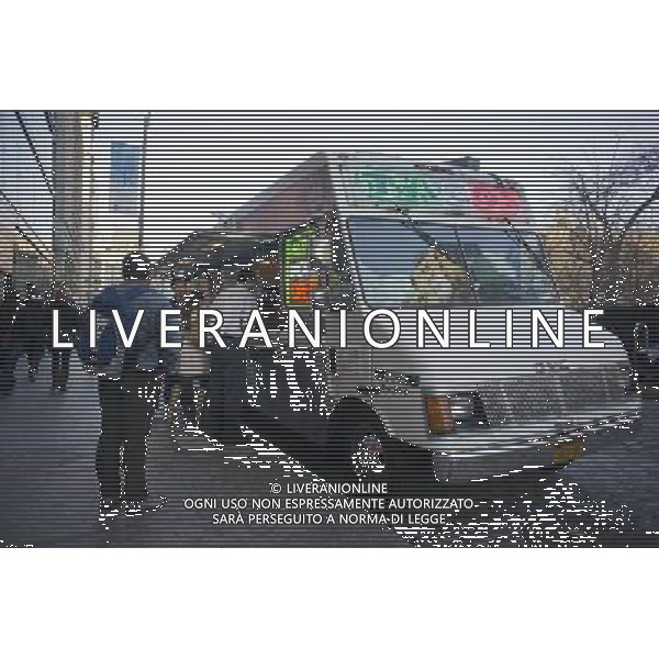 Shoppers grab a bite from Paty\'s Taco Truck in Union Square in New York on Saturday, January 28, 2012. © RICHARD B. LEVINE - photoshot - ag. aldo liverani sas italy only VEDUTE DI NEW YORK