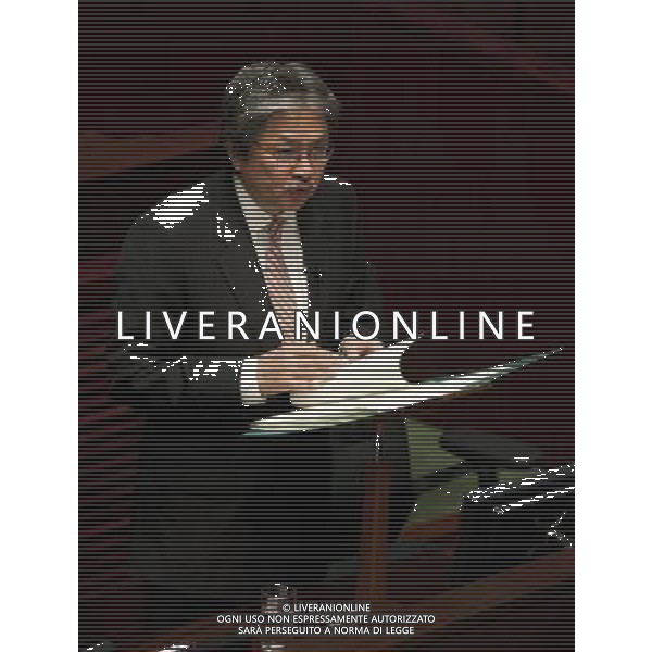 (120201) HONG KONG, Feb. 1, 2012 () Hong Kong\'s financial chief John Tsang unveils the budget proposals for the fiscal year 2012 2013 at a Legislative Council meeting in Hong Kong, south China, Feb. 1, 2012. (/Lui Siu Wai) (zhs) - Xinhua/Photoshot - ag. aldo liverani sas italy only hong kong - john tsang ( segretario alle finanze) svela le proposte di budget per l\'anno fiscale 2012-2013