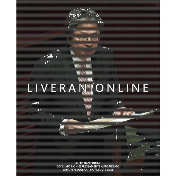 (120201) HONG KONG, Feb. 1, 2012 () Hong Kong\'s financial chief John Tsang unveils the budget proposals for the fiscal year 2012 2013 at a Legislative Council meeting in Hong Kong, south China, Feb. 1, 2012. (/Lui Siu Wai) (zhs) - Xinhua/Photoshot - ag. aldo liverani sas italy only hong kong - john tsang ( segretario alle finanze) svela le proposte di budget per l\'anno fiscale 2012-2013