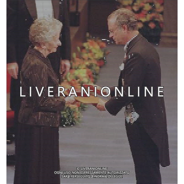 FILE On the file picture dated 10.12.1996. Polish Wislawa Szymborska (L) receives the Nobel Prize medal from king Carl XVI Gustaf of Sweden (R). Wislawa Szymborska died on 1st February 2012, she was 89 years old. © © Jacek Bednarczyk - PAP Photos/Photoshot - ag. aldo liverani sas italy only WISLAWA SZYMBORSKA, PREMIO NOBEL PER LA LETTERATURA, E\' MORTA ALL\'ETA\' DI 89 ANNI.
