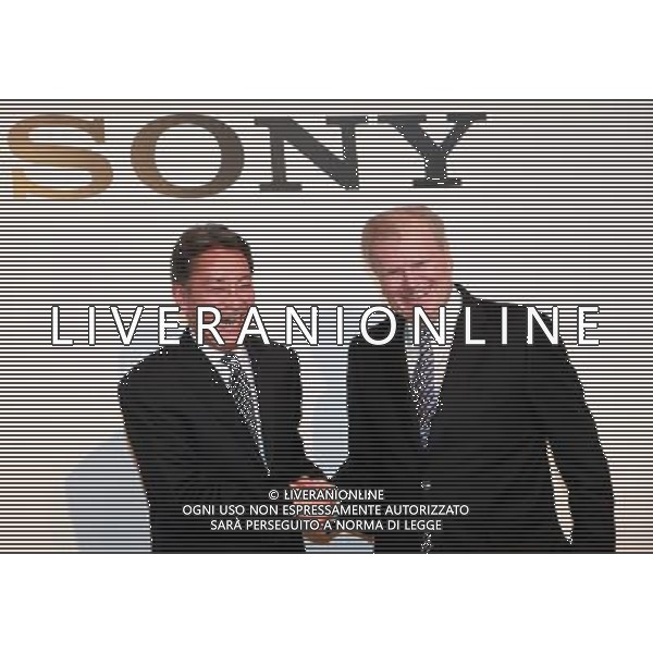 (120202) TOKYO, Feb. 2, 2012 () Kazuo Hirai (L), newly appointed president and CEO of Sony Corp., shakes hands with the current chairman, CEO and president Howard Stringer at a press conference in Tokyo, Japan, Feb. 2, 2012. Sony Corp. announced on Thursday that the 51 year old Kazuo Hirai is appointed as the new president and CEO, replacing Howard Stringer on April 1, 2012. The new management may aim to save the company\'s TV business from losing. (/Feng Wuyong) ©photoshot/AG ALDO LIVERANI SAS - ITALY ONLY -