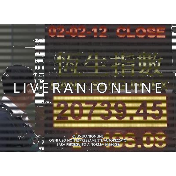 (120202) HONG KONG, Feb. 2, 2012 () A pedestrian walks past an electronic panel showing the Hang Seng Index in Hong Kong, south China, Feb. 2, 2012. Hong Kong\'s Hang Seng Index increased by 406.08 points, or 2.00 percent, to end at 20,739.45 on Thursday.(/Jin Yi) (ljh) ©photoshot/AG ALDO LIVERANI SAS - ITALY ONLY -