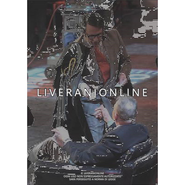 COLOGNO M.se (MI) 4/2/2012 STUDI TELEVISIVI DI MEDIASET TRASMISSIONE: -CHIAMBRETTI SUNDAY NIGHT- NELLA FOTO DOPO CHE UNA DELLE RAGAZZE DE: -LE FEMME- VERSA DEL TE ADDOSSO A MAURIZIO RUGGIERO, MICHELE FORESTA SI PROPONE DI DIFENDERLO IN UNA EVENTUALE CAUSA FOTO ROMANO/AG ALDO LIVERANI