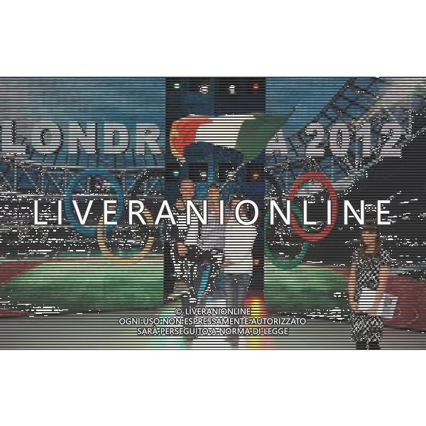 MILANO 5/2/2012 STUDI TELEVISI DI RAI 2 DI VIA MECENATE TRASMISSIONE TELEVISIVA: -QUELLI CHE IL CALCIO- NELLA FOTO VICTORIA CABELLO, MAURIZIO FELUCA E STEFANO TEMPESTI DELLA NAZIONALE DI PALLANUOTO E FILIPPO MAGNINI CON LA BANDIERA DELL\' ITALIA FOTO ROMANO/AG ALDO LIVERANI