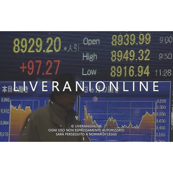 (120206) TOKYO, Feb. 6, 2012 () A pedestrian walks past a screen displaying stock information in Tokyo, capital of Japan, on Feb. 6, 2012. Tokyo stocks closed higher Monday on strong U.S. jobs data. The 225 issue Nikkei Stock Average gained 97.27 points, or 1.10 percent from Friday at 8,929.20, marking a fresh closing high since Oct. 31, 2011. (/Kenichiro Seki) (nxl) ©photoshot/Agenzia Aldo Liverani Sas - ITALY ONLY - Tabellone luminoso con schermo che visualizza le informazioni dell\'indice della borsa di Tokyo, capitale del Giappone, il 6 febbraio 2012.