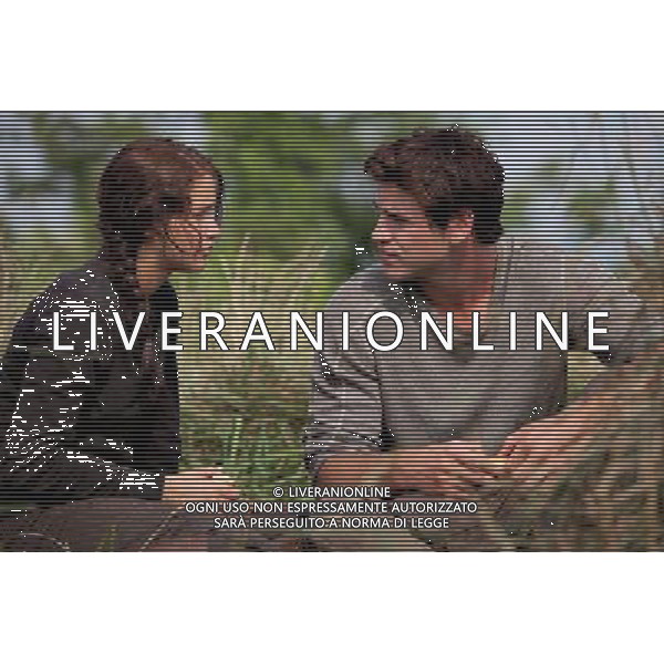 Katniss Everdeen (Jennifer Lawrence) and Gale Hawthorne (Liam Hemsworth) in THE HUNGER GAMES. AG ALDO LIVERANI S A S ONLY ITALY