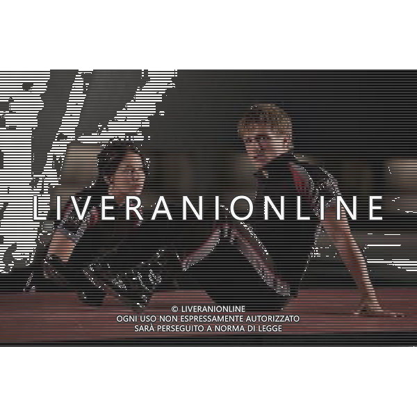Katniss Everdeen (Jennifer Lawrence) and Peeta Mellark (Josh Hutcherson) in THE HUNGER GAMES. AG ALDO LIVERANI S A S ONLY ITALY