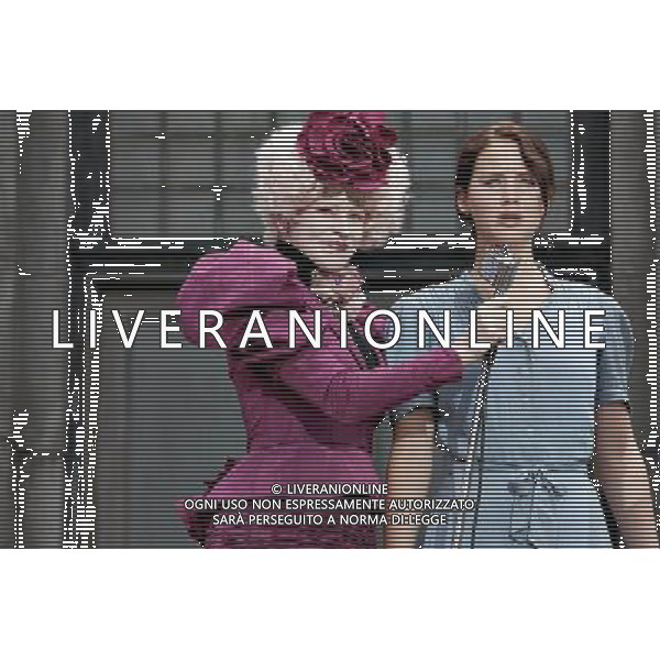 Effie Trinket (Elizabeth Banks, left) and Katniss Everdeen (Jennifer Lawrence) in THE HUNGER GAMES. AG ALDO LIVERANI S A S ONLY ITALY