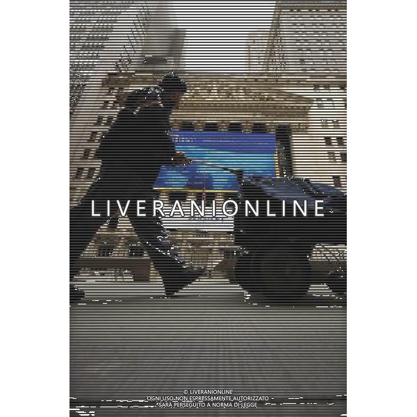 (120202) -- NEW YORK, Feb. 2, 2012 () -- A postman walks past the New York Stock Exchange (NYSE) in New York, the United States, on Feb. 2, 2012. NYSE Euronext announced Thursday the termination of its mega-merger deal with German stock exchange Deutsche Boerse after European regulators vetoed the deal. (/Shen Hong) AG ALDO LIVERANI S A S ONLY ITALY