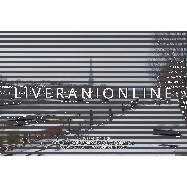 (120205) -- PARIS, Feb. 5, 2012 -- Photo taken on Feb. 5, 2012 shows the scenery after the first snowfall in 2012 in Paris, France. ©PHOTOSHOT/AG ALDO LIVERANI SAS - ITALY ONLY -