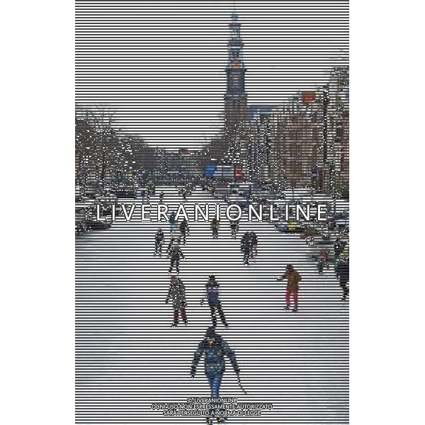 (120209) AMSTERDAM, Feb. 9, 2012() People skate on the frozen canal in Amsterdam, the Netherlands, on Feb. 8, 2012. The cold snap in Europe has frozen most of the canals in Amsterdam. Amsterdam has more than 100 canals and 1,000 bridges, making \'a city of canals\'. (/Robin Utrecht) (zf) /AG ALDO LIVERANI SAS - ITALY ONLY