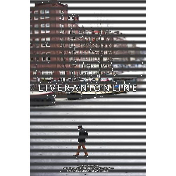 (120209) AMSTERDAM, Feb. 9, 2012() A man walks on the frozen canal in Amsterdam, the Netherlands, on Feb. 8, 2012. The cold snap in Europe has frozen most of the canals in Amsterdam. Amsterdam has more than 100 canals and 1,000 bridges, making \'a city of canals\'. (/Robin Utrecht) (zf) /AG ALDO LIVERANI SAS - ITALY ONLY