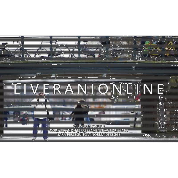 (120209) AMSTERDAM, Feb. 9, 2012() People skate on the frozen canal in Amsterdam, the Netherlands, on Feb. 8, 2012. The cold snap in Europe has frozen most of the canals in Amsterdam. Amsterdam has more than 100 canals and 1,000 bridges, making \'a city of canals\'. (/Robin Utrecht) (zf) /AG ALDO LIVERANI SAS - ITALY ONLY